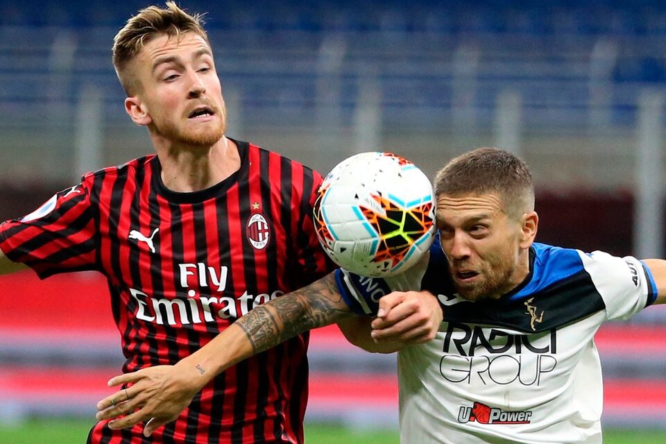 Gómez (derecha) lucha por la posesión de la pelota. Empataron Milan y Atalanta. (Fuente: EFE)