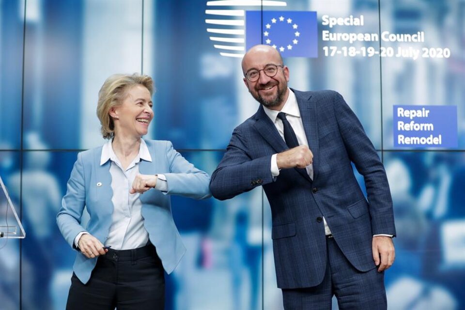 La presidenta de la Comisión Europea, Ursula Von Der Leyen y el presidente del Consejo, Charles Michel, tras informar del acuerdo alcanzado en Bruselas. (Fuente: EFE)