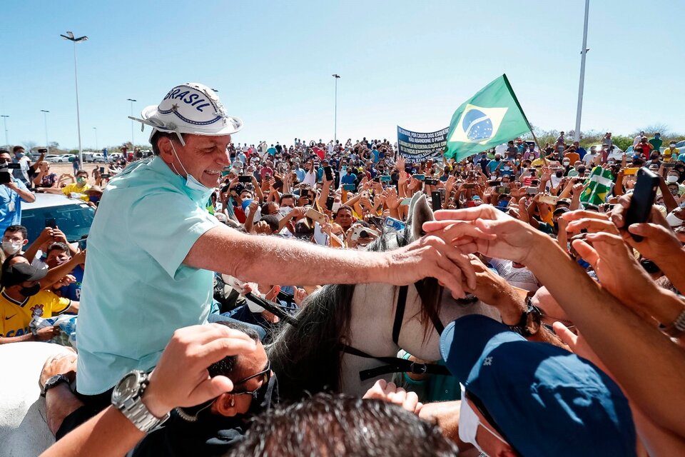 Bolsonaro, a caballo y sin barbijo, en el aeropuerto Sao Raimundo Nonato, estado de Piauí. (Fuente: EFE)