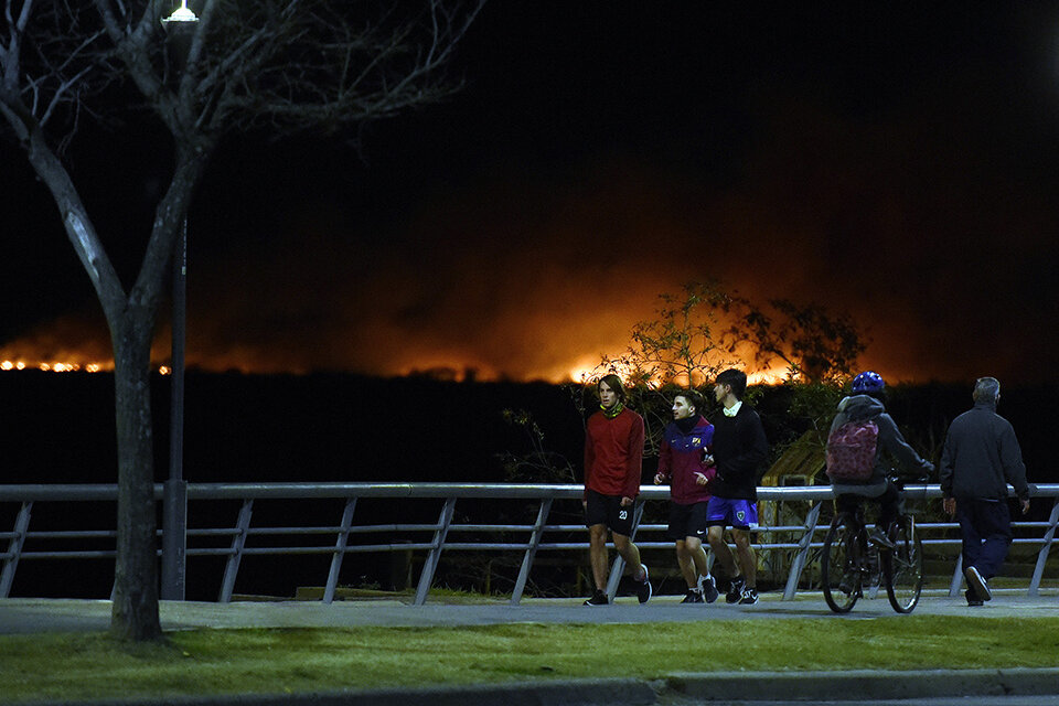 La costa central con el fondo de los incendios. (Fuente: Sebastián Granata)