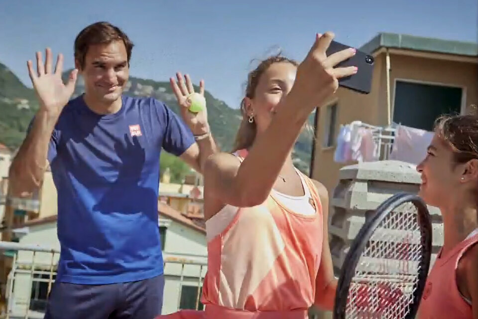 Federer, Vittoria y Carola, en la terraza donde jugaron al tenis. (Fuente: Captura)
