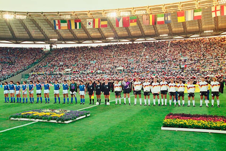 Argentina y Alemania, antes del inicio de la final del Mundial de Italia 90.  (Fuente: AFP)