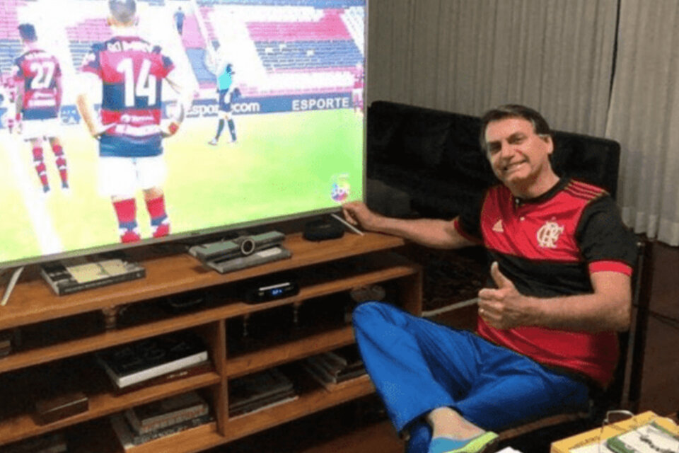 Jair Bolsonaro, mira el clásico Flamengo-Fluminense.