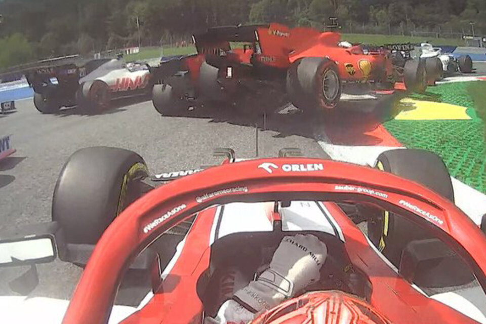 El auto de Leclerc impacta sobre el de Vettel. (Fuente: Twitter)