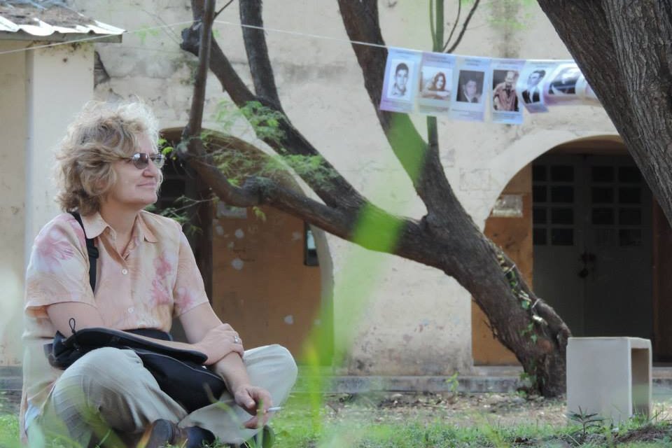 Delia Galará en el patio del espacio de la memoria Campo de La Ribera, donde hoy trabaja y estuvo cautiva.  (Fuente: Gentileza Emiliano Peña Chiappero)