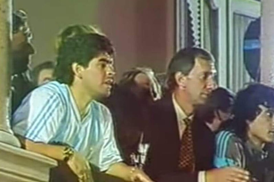 Diego Maradona y Carlos Bilardo, en el balcón de la Casa Rosada. (Fuente: Imagen de TV)