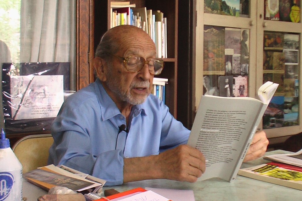 Escudero publicó su primer libro a los 50 años. Falleció en 2016. 