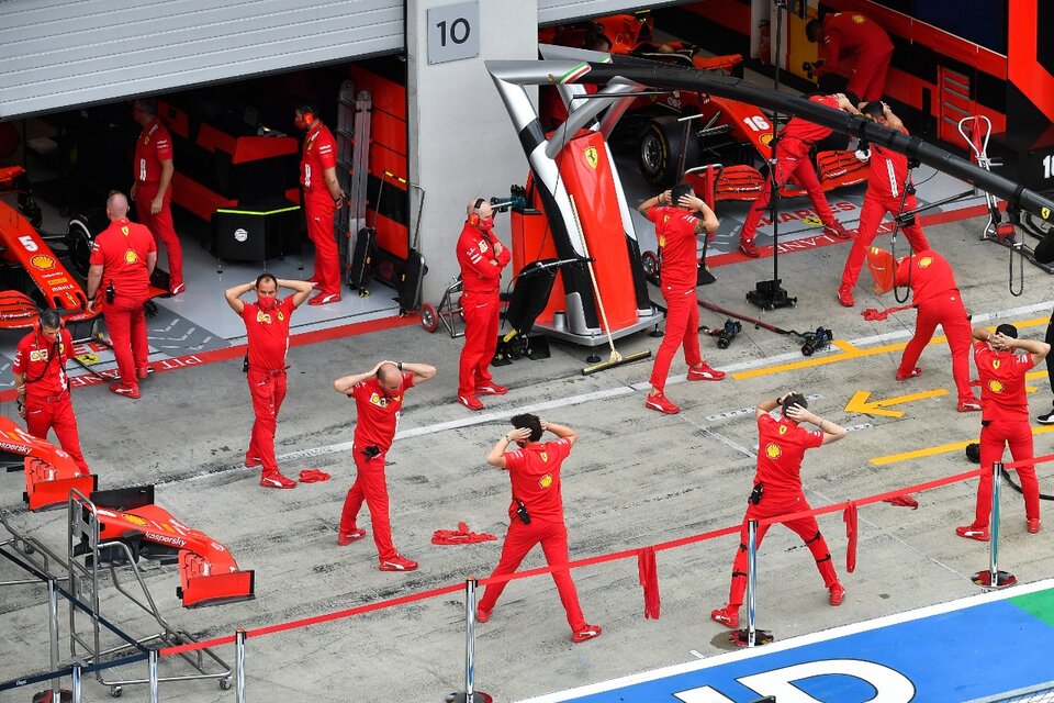 El equipo de Ferrari realiza una entrada en calor en su box.