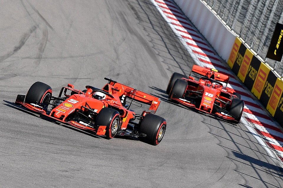 Vettel, con el 5, y Leclerc, con el 16. Una nueva temporada decepcionante. (Fuente: NA)