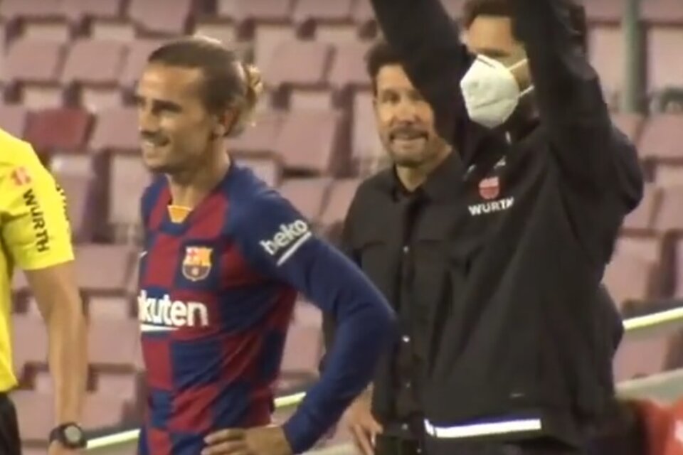 Simeone se muerde los labios al ver que Griezmann ingresa sobre el final del partido. (Fuente: Captura de vídeo )