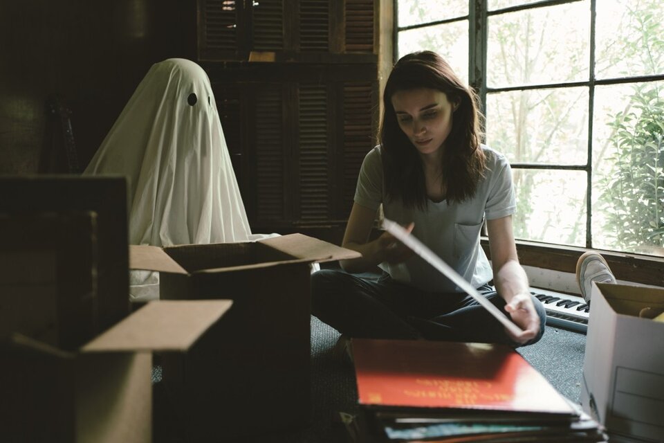 El fantasma es una figura poética que el director utiliza para darle un cuerpo al dolor de los deudos