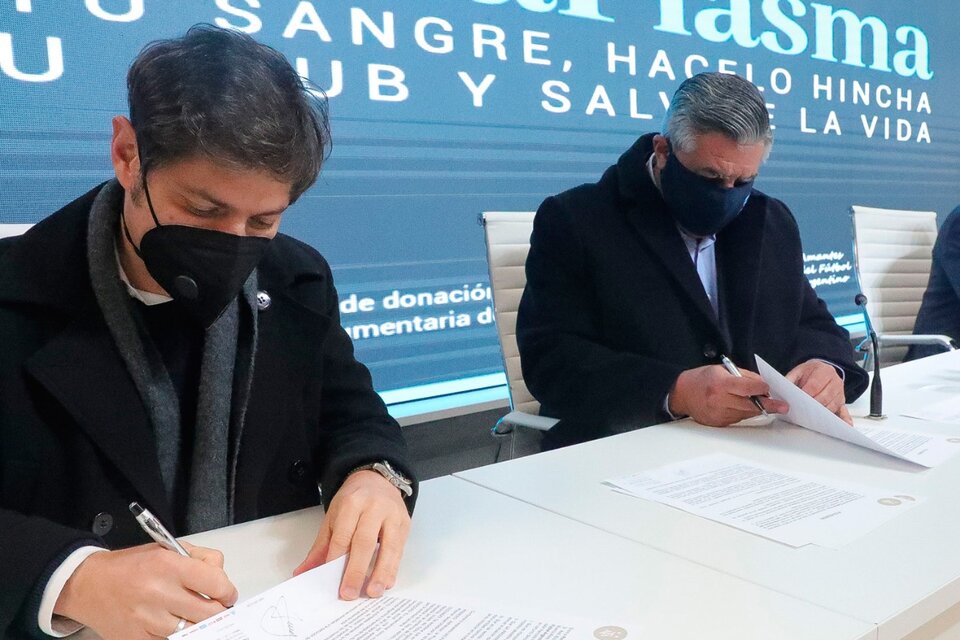 Kicillof y Tapia ponen la firma. (Fuente: Prensa AFA)