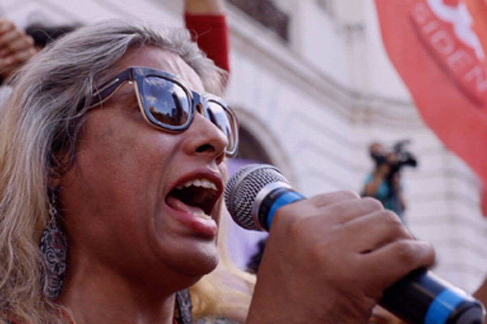 Indianara Siqueira manifestándose en las calles contra el gobierno de Bolsonaro