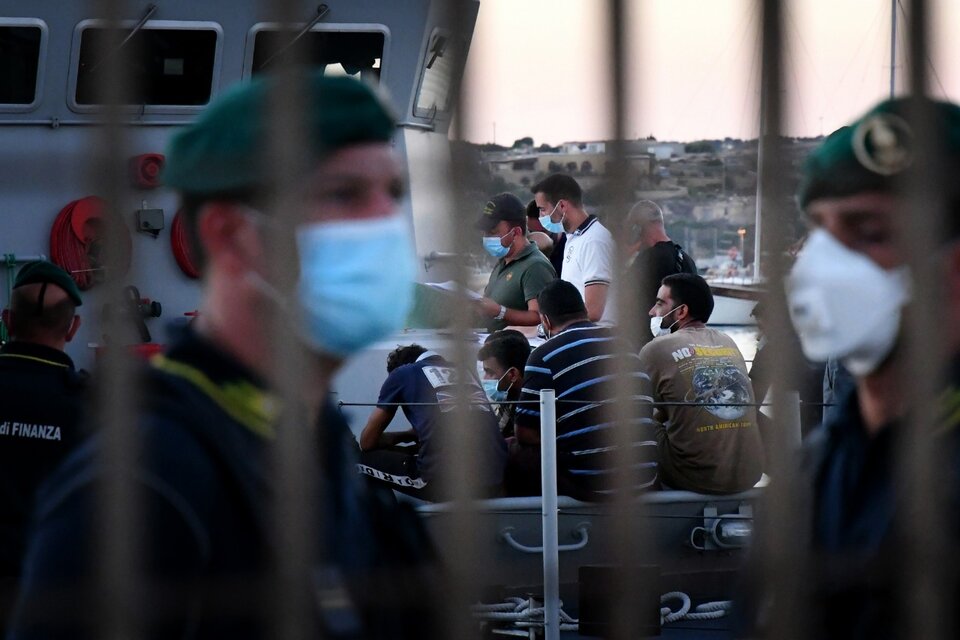 Unos 500 inmigrantes en Lampedusa serán destinados a otros lugares de recepción en Italia.  (Fuente: AFP)