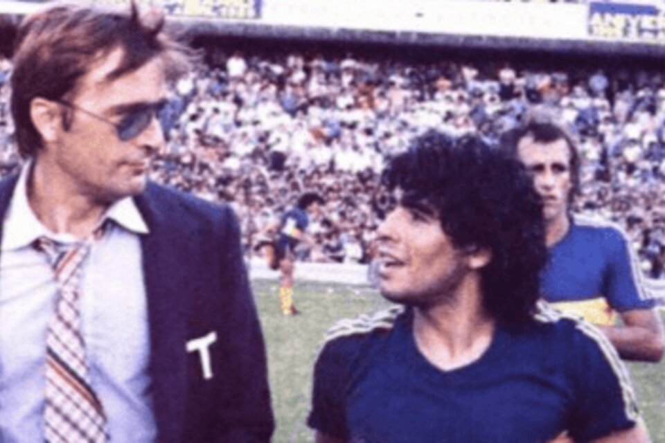 Marzolini y Maradona, en el césped de la Bombonera.