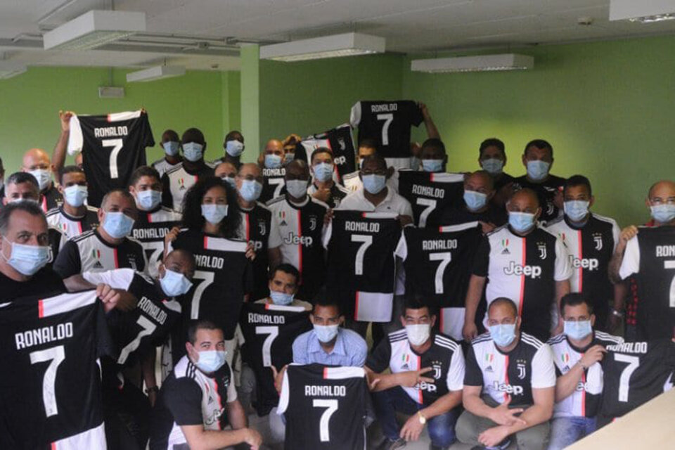 Los médicos cubanos posan con las camisetas que les envió Ronaldo. (Fuente: Twitter Juventus)