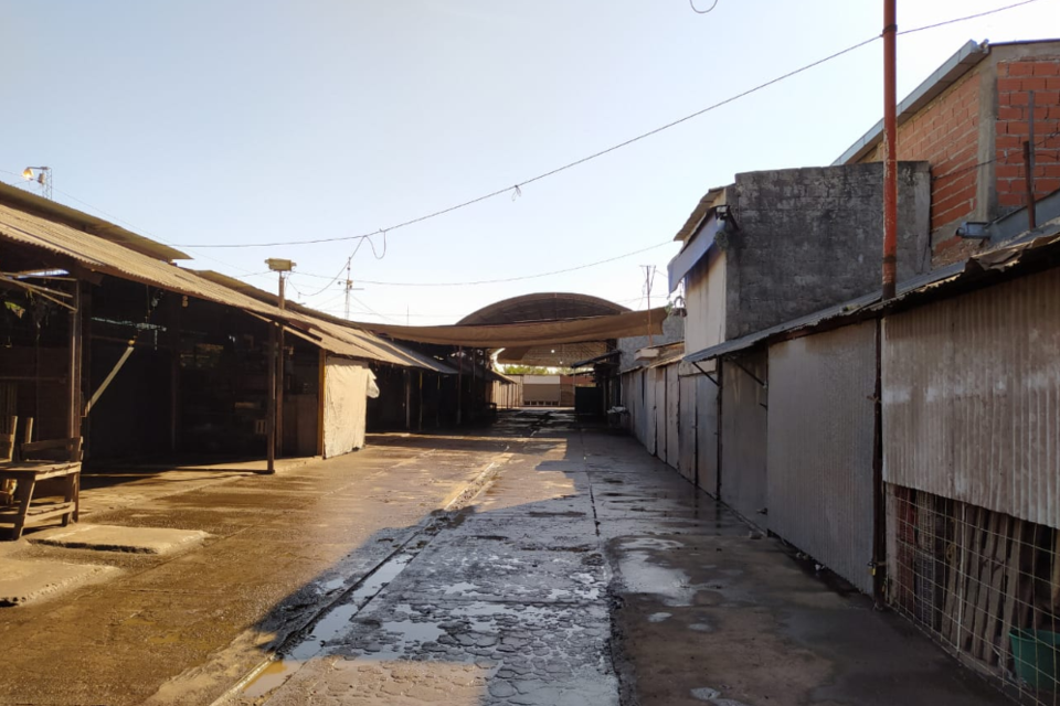 El Mercado de Abasto, de adentro, y con tareas de limpieza  (Fuente: Municipalidad de Orán)