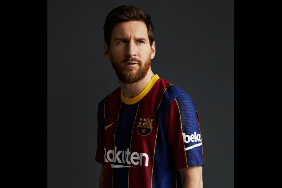 Messi, con la nueva camiseta de Barcelona, presentada este martes. (Fuente: Télam)