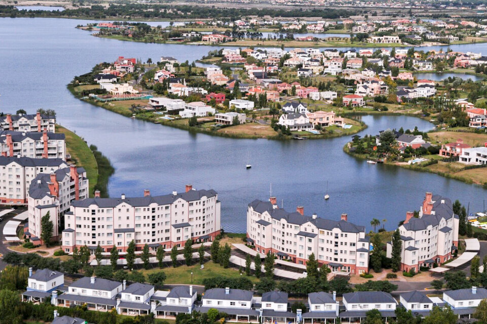 Nordelta está formada por barrios barrios privados, rodeados de lagos. (Fuente: NA)