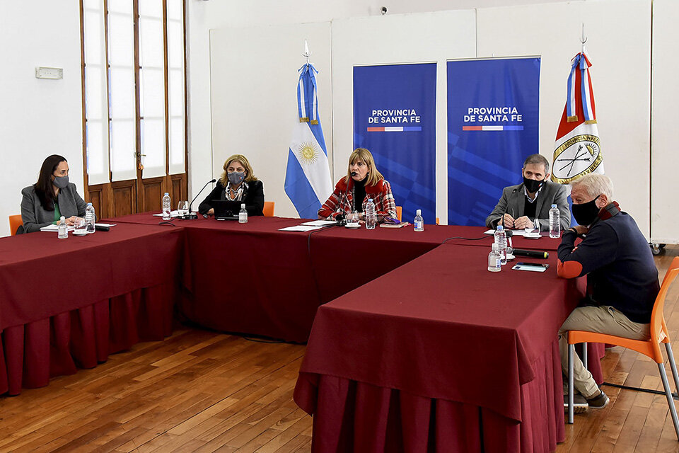 1) Preocupación en la reunión del comité provincial de coordinación. 2) Hubo casos en el Hospital Privado Rosario. Crédito: Andrés Macera (Fuente: Prensa Gobernación)