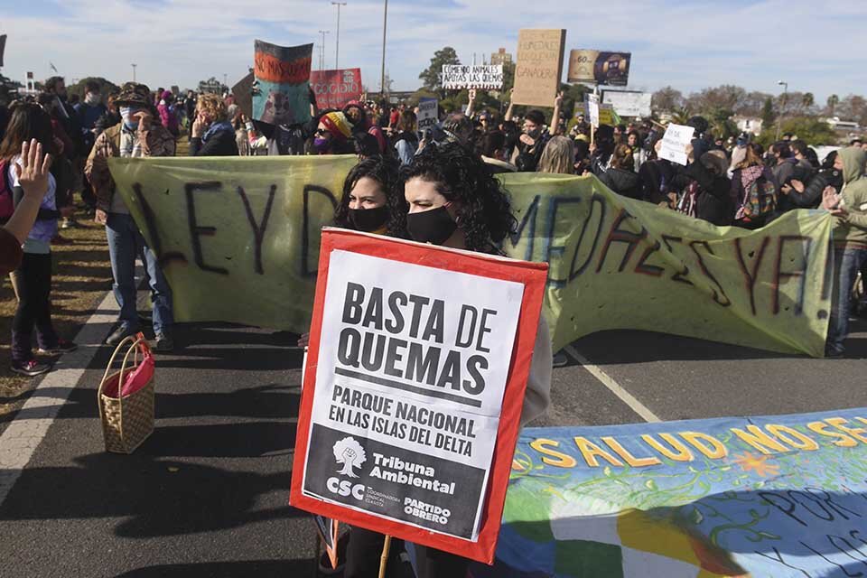 Gran cantidad de gente se acercó al Puente Rosario Victoria (Fuente: Sebastián Granata)