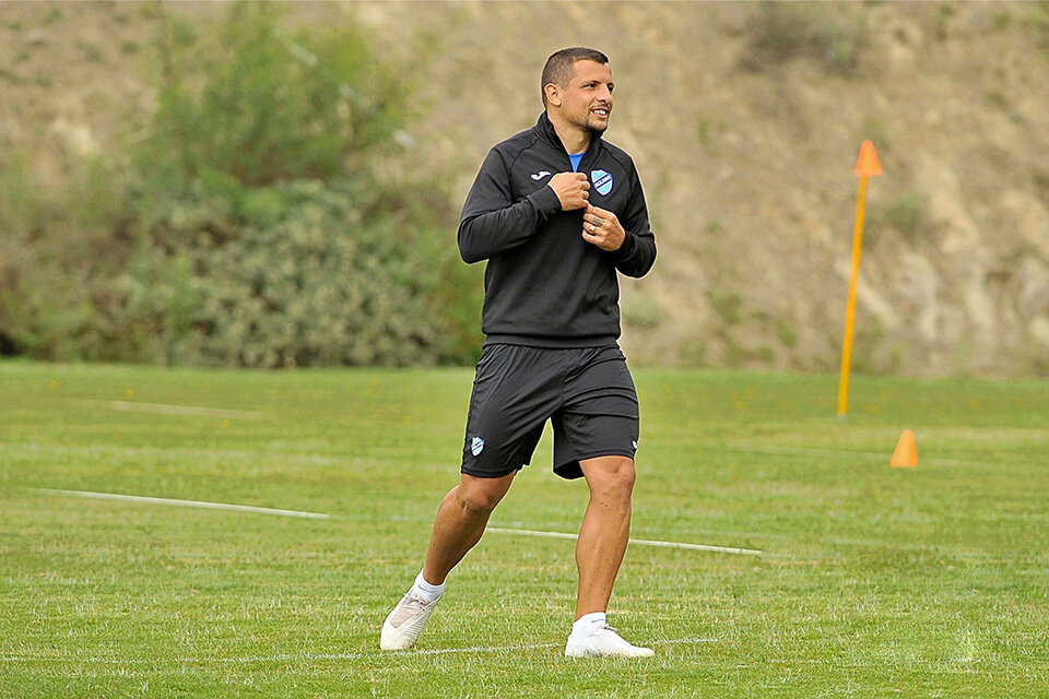 Vecchio es volante y juega en el fútbol boliviano.