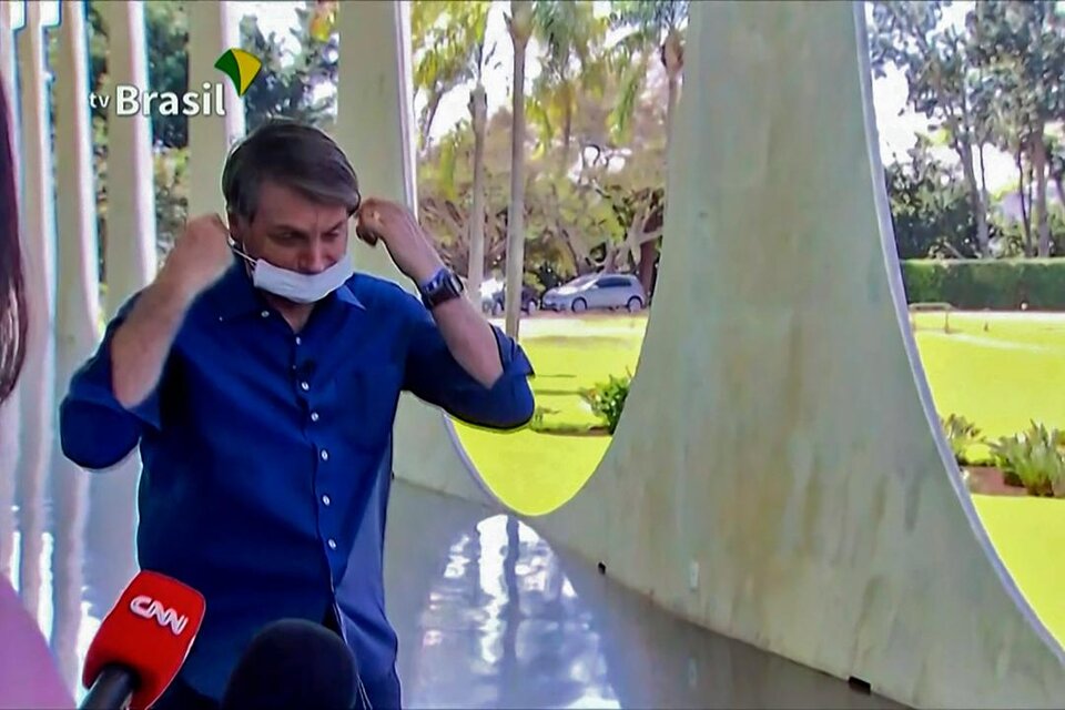 Captura de pantalla del momento en que Bolsonaro se saca el barbijo mientras informa que se contagió el virus.