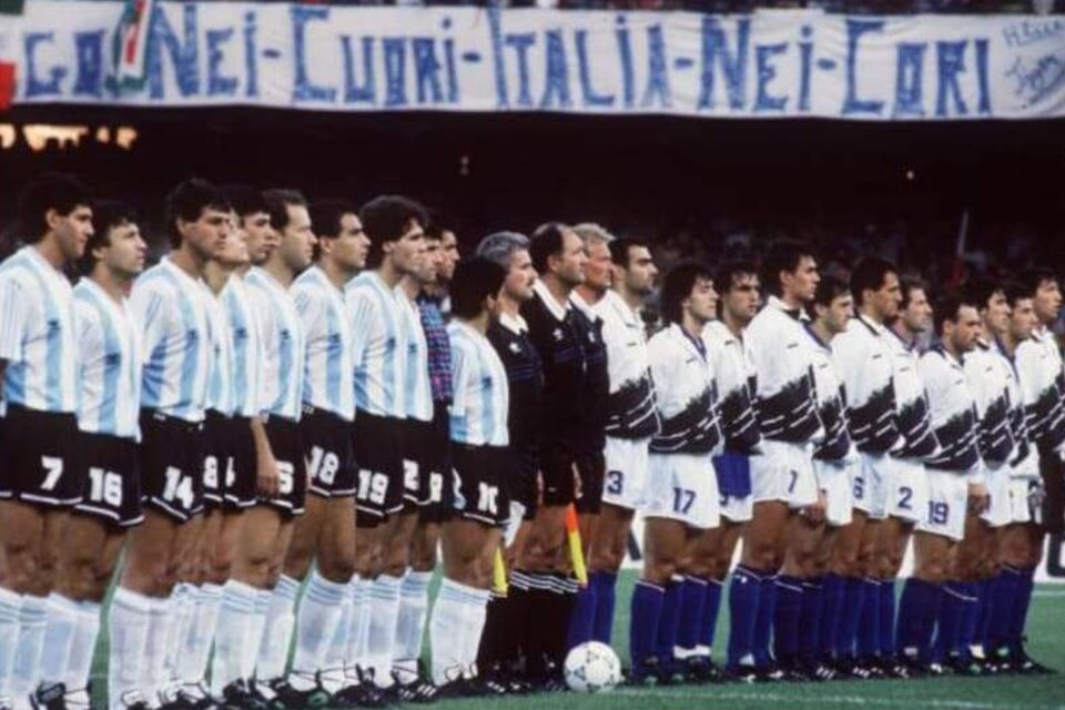 Una imagen para la historia, los himnos antes del Italia-Argentina en el estadio San Paolo de Nápoles. (Fuente: AFP)