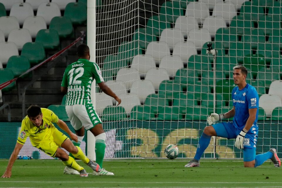 Moreno convierte uno de sus dos goles. (Fuente: EFE)