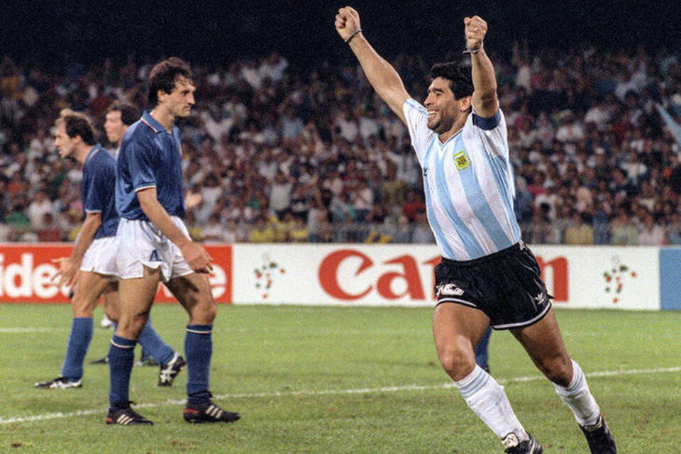 Diego Maradona celebra el gol de Caniggia, mientras los italianos lo sufren.  (Fuente: AFP)