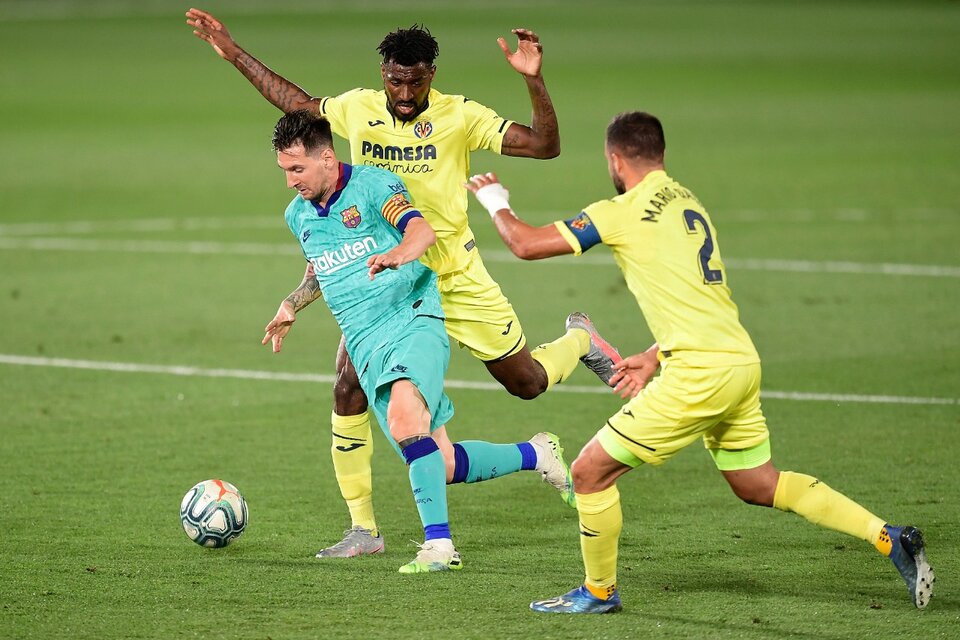 Messi escapa ante dos jugadores de Villarreal. (Fuente: AFP)