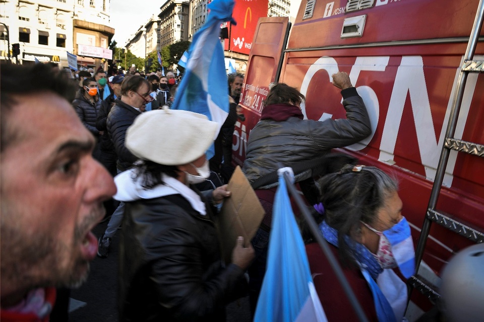 Los autoconvocados reaccionaron con violencia al ver el móvil de C5N.