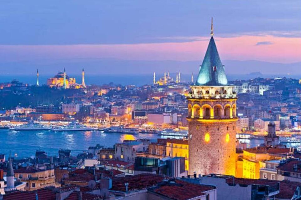 La vista de la ciudad de Estambul al anochecer. (Fuente: AFP)