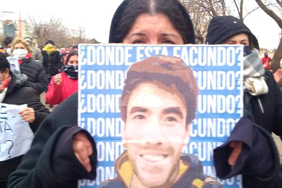 En Pedro Luro amigos y vecinos de la familia realizaron una marcha por la aparición de Facundo. (Fuente: Gentileza Vanesa Ganduglia)