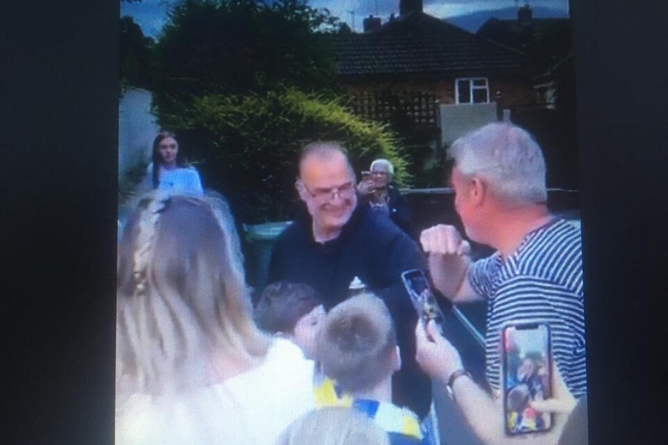 Bielsa, codo a codo con los hinchas del Leeds.  (Fuente: Captura de Twitter)