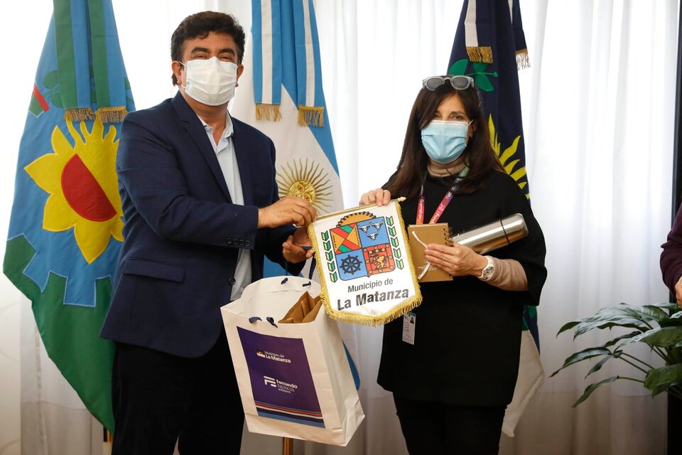 El intendente Espinoza junto a Silvia Kassab, de la Fundación Garrahan.