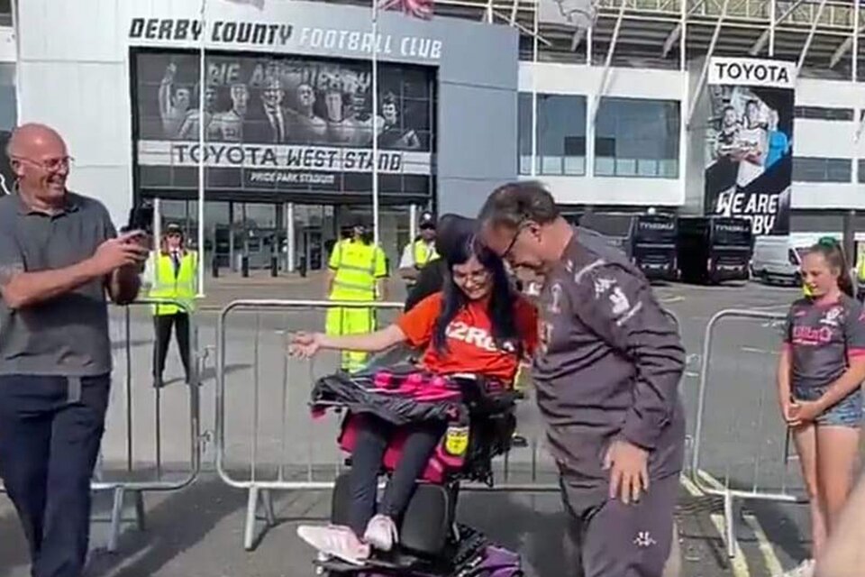 El momento del abrazo entre Bielsa y la fanática que lo esperaba en su silla de ruedas. (Fuente: Captura de TV)