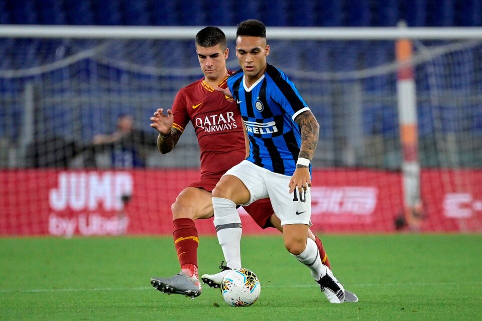 Martínez escapa de la marca de un defensor de la Roma. (Fuente: EFE)