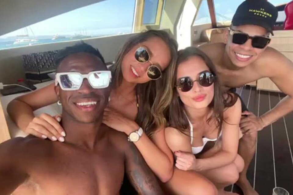 Vinicius Jr. disfruta sus vacaciones junto a modelos y a puro lujo