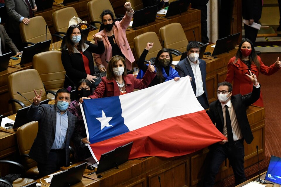 Festejos en el congreso chileno tras la aprobación de la ley de retiro de fondos previsionales. (Fuente: Télam)