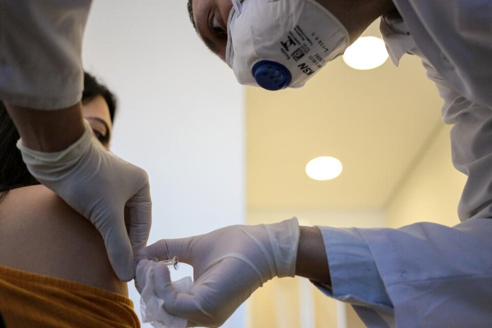 Aplican la vacuna desarrollada en China a una voluntaria en San Pablo. (Fuente: AFP)