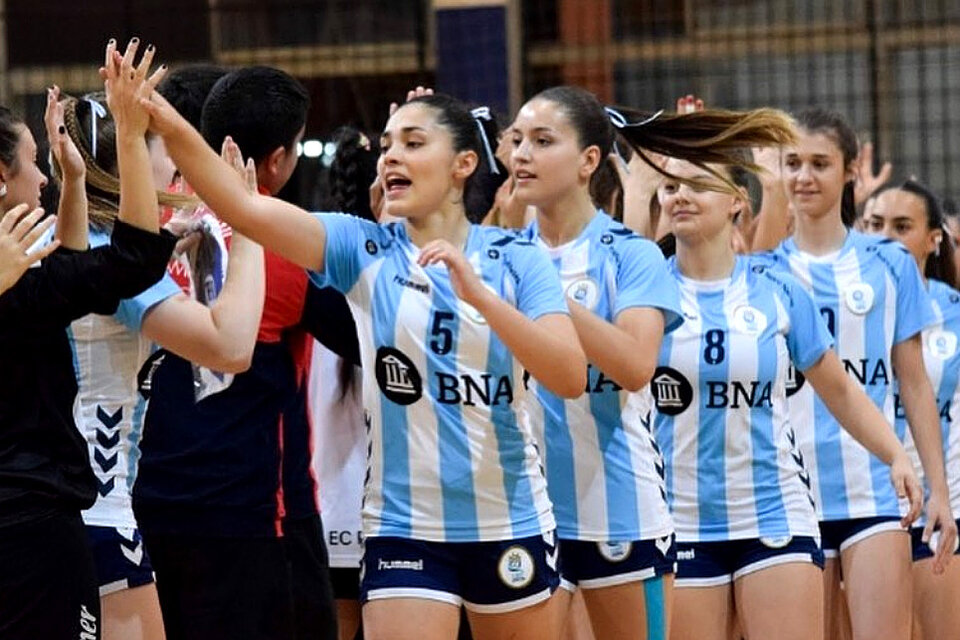 Chiara encabeza la fila de la selección argentina de handball, en la categoría cadetes. (Fuente: Prensa CAH)