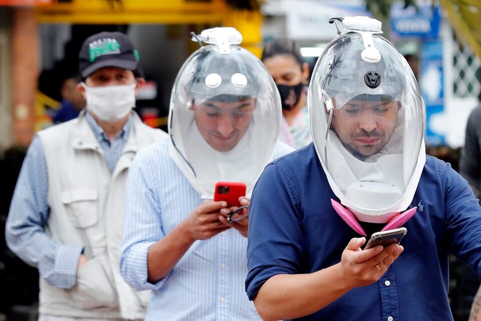 Ingenieros aeronáuticos desarrollan un casco contra el coronavirus.