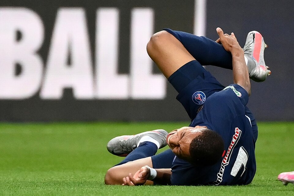 El momento de la lesión de Mbappé, durante la final de la Copa de Francia. (Fuente: AFP)