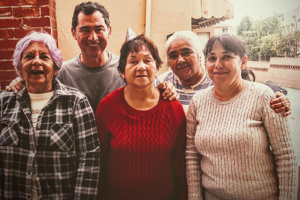 Rafael (atrás, de gris), Angélica (con camisa a cuadros), María (con suéter rojo), una prima y otra tía.