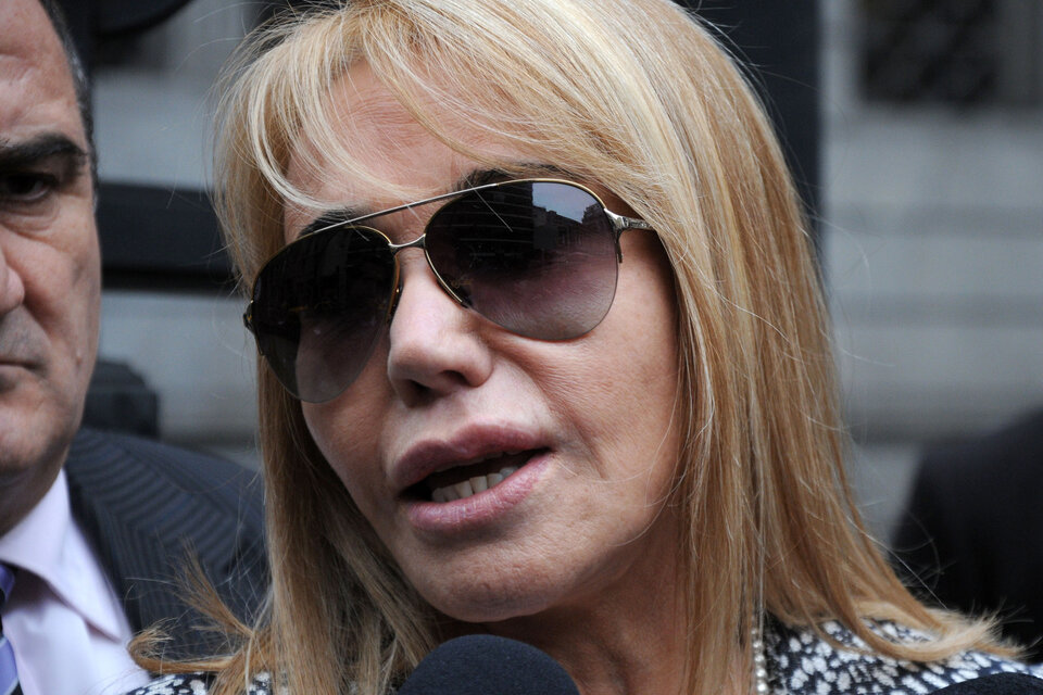 El ex presidente Carlos Menem no se casa. Su ex esposa, Zulema Yoma, desmintió que fuera a contraer matrimonio nuevamente con quien compartió buena parte de su vida.
