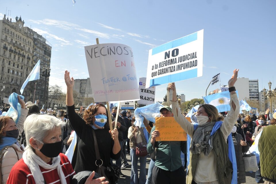  Sin distanciamiento social, un grupo de manifestantes se acercó al Congreso para rechazar la Reforma Judicial. (Fuente: Sandra Cartasso)