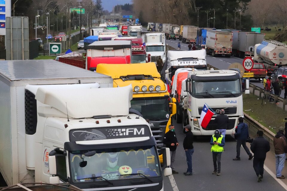 Camioneros cortan rutas en Temuco, Chile (Fuente: AFP)
