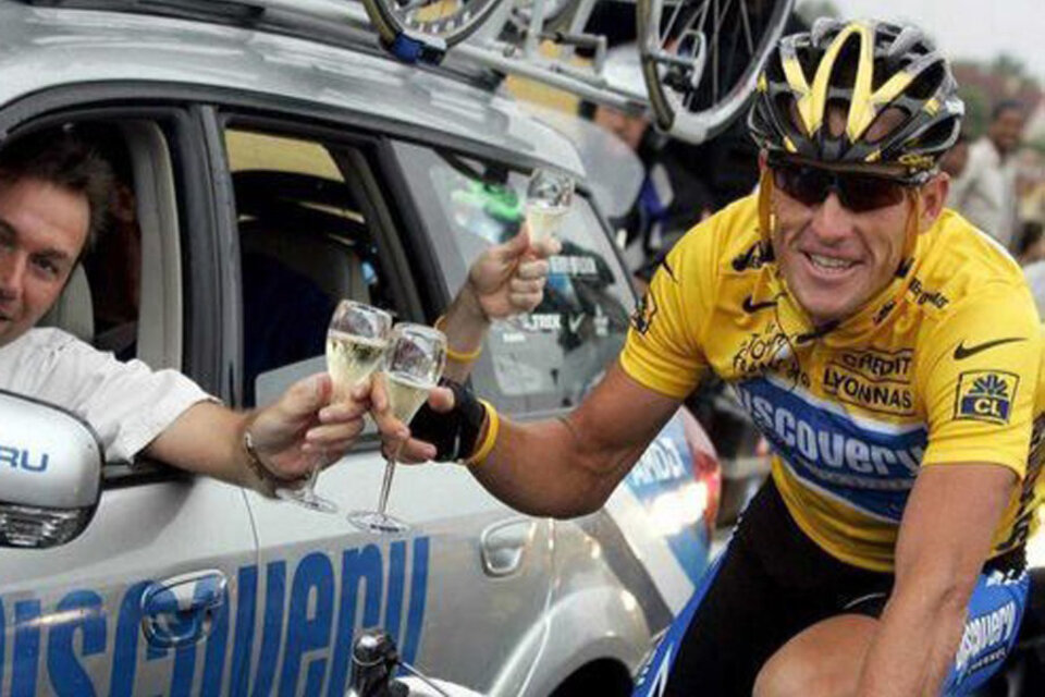 Armstrong festeja su última victoria en París antes que estallara el escándalo por doping. (Fuente: EFE)