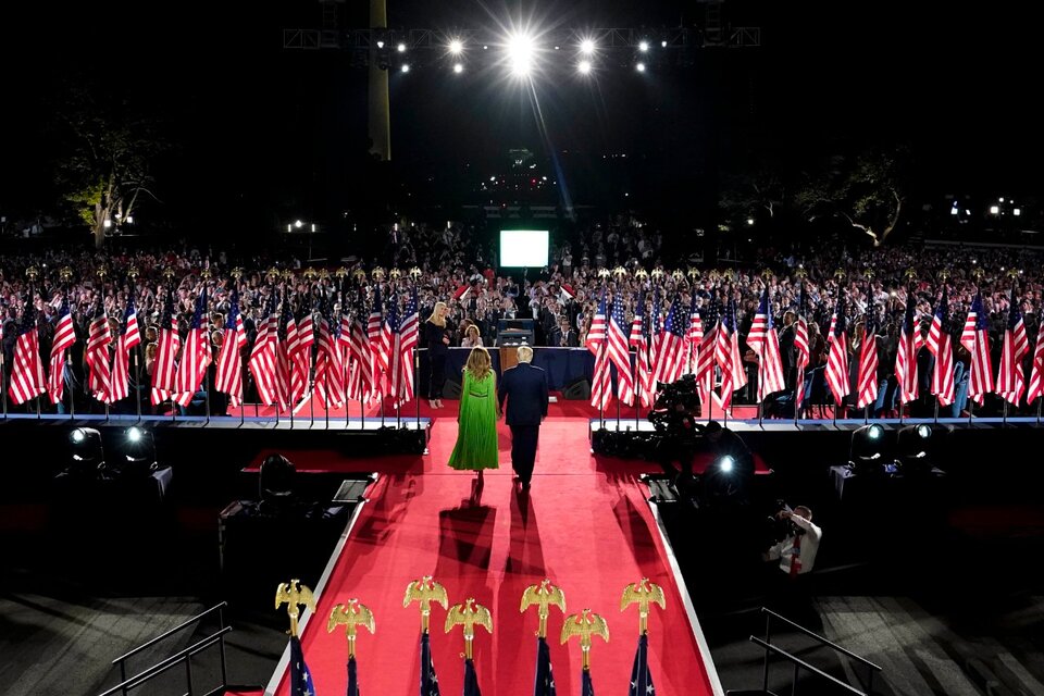 El escenario de Trump frente a la Casa Blanca, un mar de banderas.